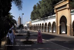 Image du Maroc Professionnelle de  Une importante artère qui permet l'accès à la cité des Habous, au fond le minaret de la mosquée Ben Youssef. Parmi les endroits les plus pittoresques de Casablanca, le quartier des Habous est conçu par les architectes Auguste Cadet et Edmond Brion d’après l’ébauche d’un premier plan-masse dû à Albert Laprade. , Mercredi 3 Novembre 2011. Le quartier des Habous fait partie du patrimoine architectural de Casablanca (Photo / Abdeljalil Bounhar)